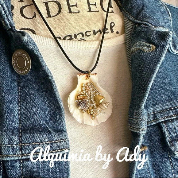 Natural seashell embellished medallion black cord short necklace - Picture 1 of 6